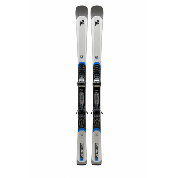 K2 Disruption 76X ski paar vooraanzicht in 163 cm met wit/grijs design en blauwe accenten, inclusief Marker M3 10 Compact zwarte bindingen, 'DISRUPTION' tekst zichtbaar op de onderkant van de ski