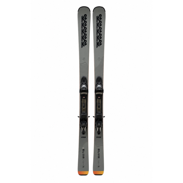 K2 Blur 76 heren ski's vooraanzicht – volledig paar met grijs/oranjedesign, K2-branding op de tip en Marker-bindingen gemonteerd op de schoen-plaat, oranje tail-tips zichtbaar