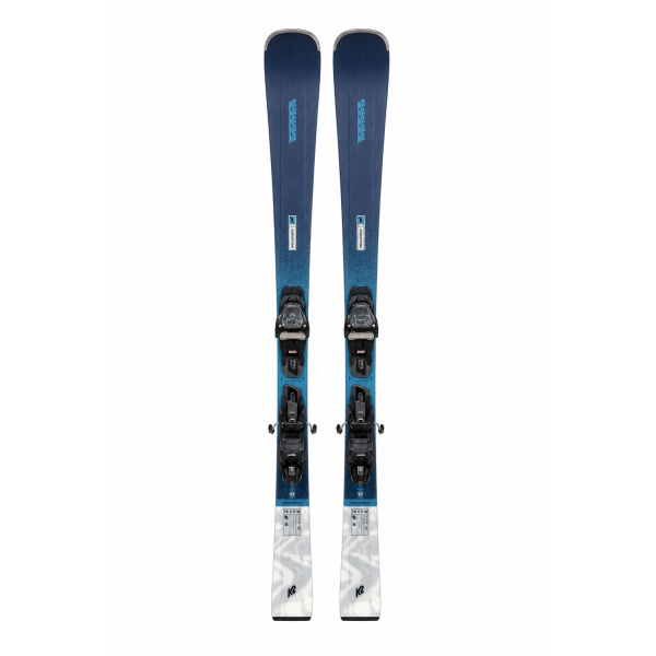 K2 Disruption 76 CTI W damesski 142 cm – vooraanzicht compleet paar staand tegen muur, donkerblauw-naar-teal kleurverloop met witte tail en Marker GripWalk bindingen