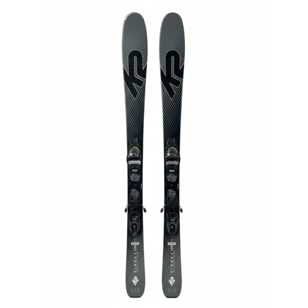Skis K2 Pinnacle RX avec fixations, vue de dessus, prêts à l'action.