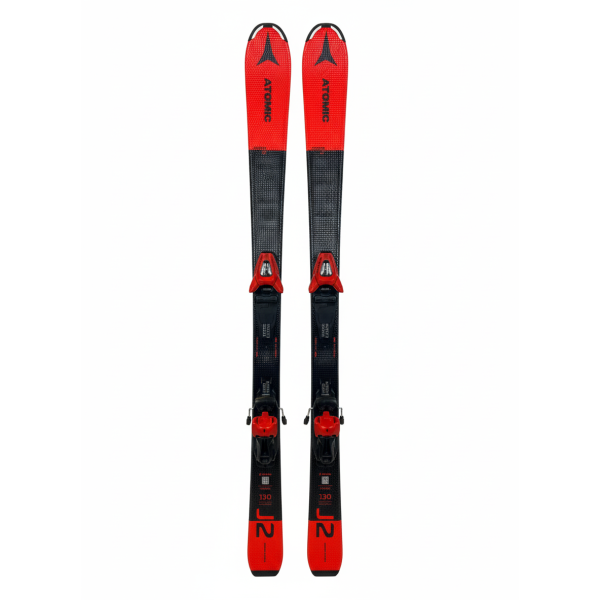 Atomic Redster J2 kinderski's in rood en zwart met rode bindingen, lengte 130, vrijstaand op wit