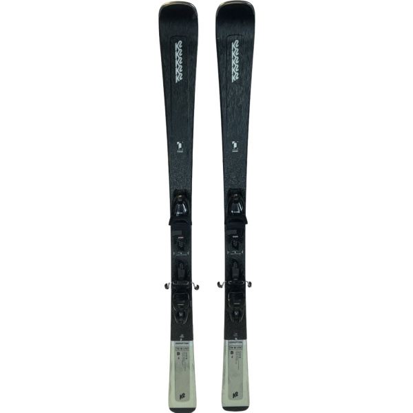 K2 Disruption 76 W LTD 2024 : skis montés avec fixations, vue d'ensemble.