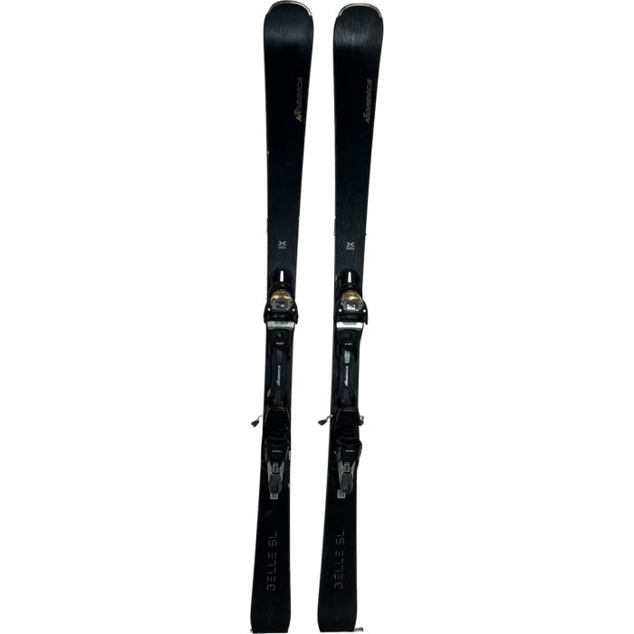 Nordica Belle SL 2024 : skis alpins avec fixations, vue de dessus.