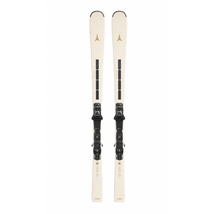 Atomic Cloud C9 dames pisteski 157 cm wit met goudkleurig Atomic logo, vooraanzicht van beide ski's met zwarte Atomic M10 GW bindingen, staand tegen blauwe glazen tegel achtergrond
