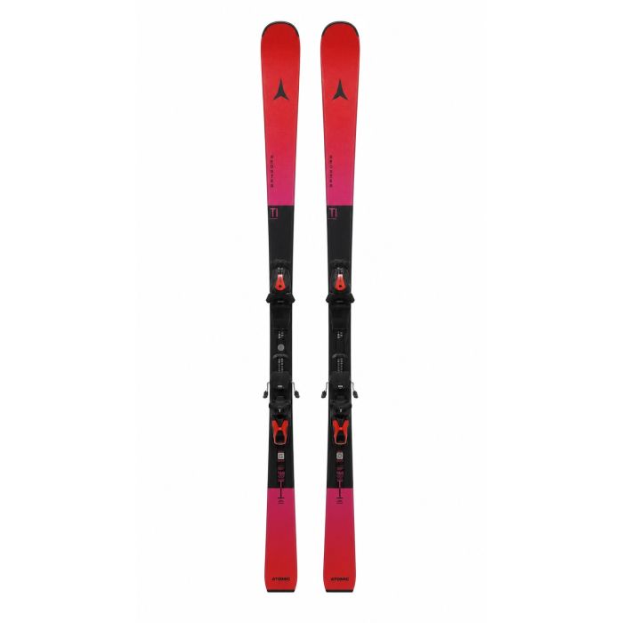 Atomic Redster Ti carving ski paar vooraanzicht met rood-zwart-roze kleurverloop, Atomic logo zichtbaar op tip en staart, inclusief zwarte Atomic bindingen met rode toestuk, geplaatst tegen witte achtergrond in winkelomgeving