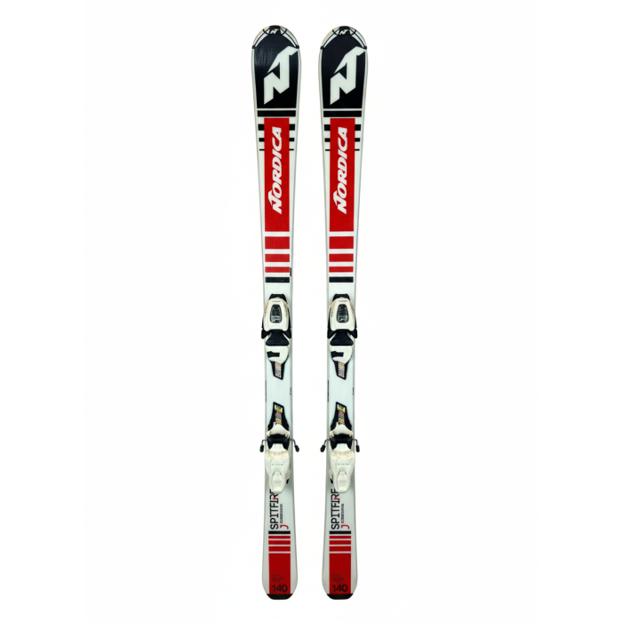 Nordica Dobermann Spitfire J : skis de piste pour enfants, vue rapprochée.