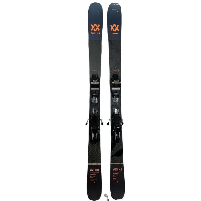 Völkl Secret 92 : Vue d'ensemble des deux skis sur fond blanc.