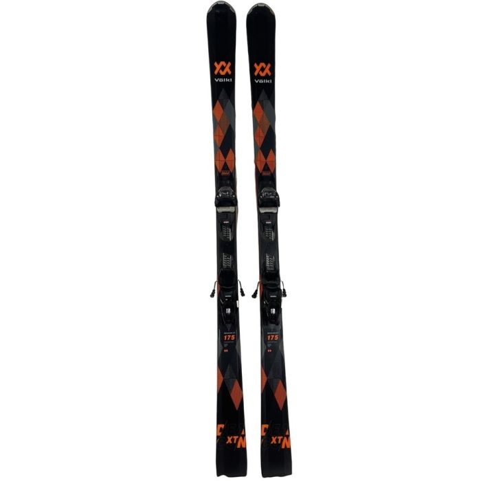Völkl Deacon XT 2023 : skis alpins avec fixations, vue latérale.