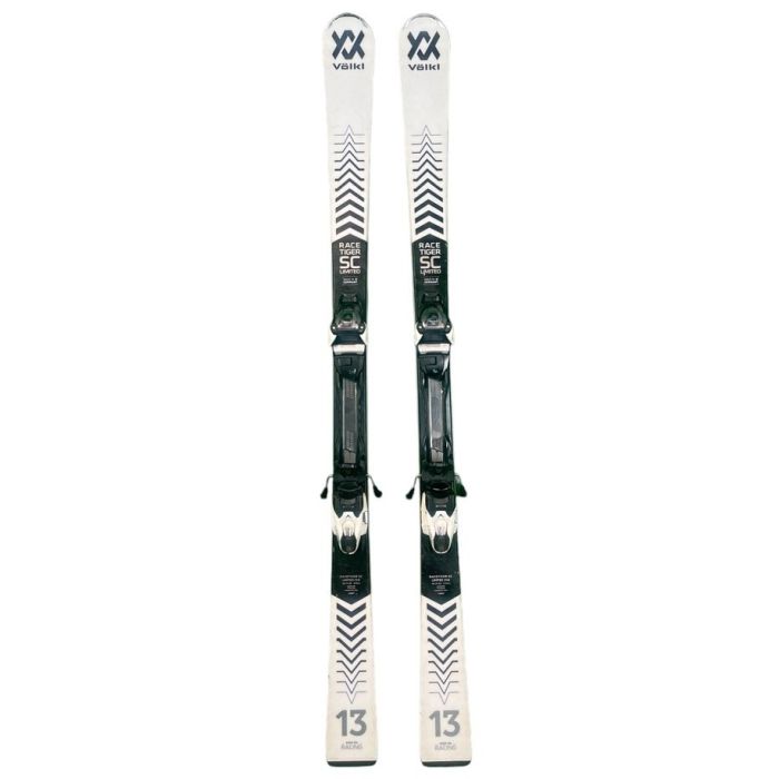 Völkl Racetiger SC limited : skis avec le logo et le design graphique.
