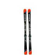 Paire de skis Blizzard Power X8 avec fixations vue de dessus, en noir, rouge et bleu, sur fond blanc