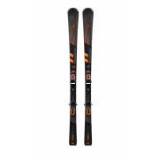 Rossignol Forza 40° V-Carbon ski met Look SPX bindingen – volledig vooraanzicht van beide ski's in zwart/oranje kleurstelling, staand tegen een teal-groene muur