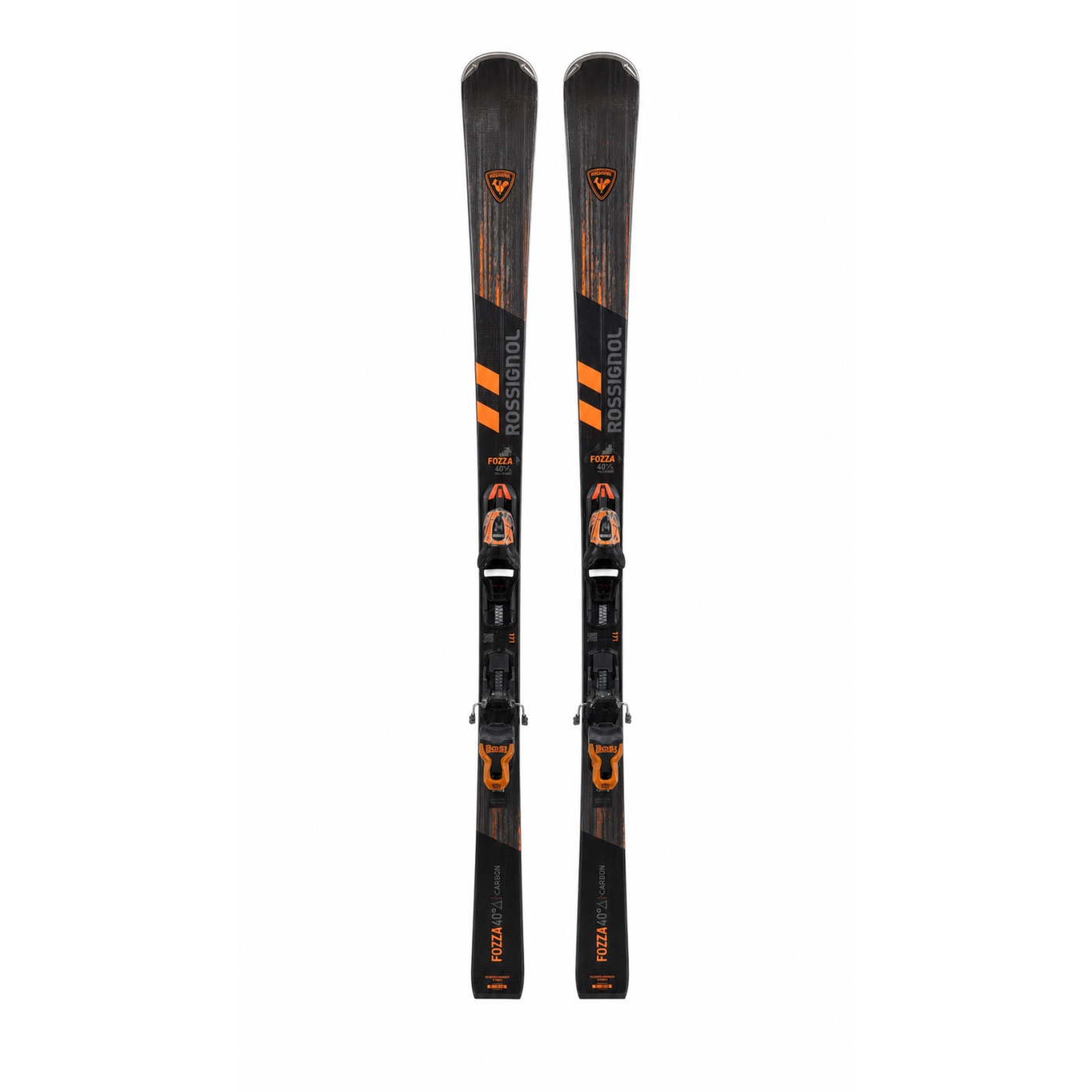Rossignol Forza 40° V-Carbon ski met Look SPX bindingen – volledig vooraanzicht van beide ski's in zwart/oranje kleurstelling, staand tegen een teal-groene muur