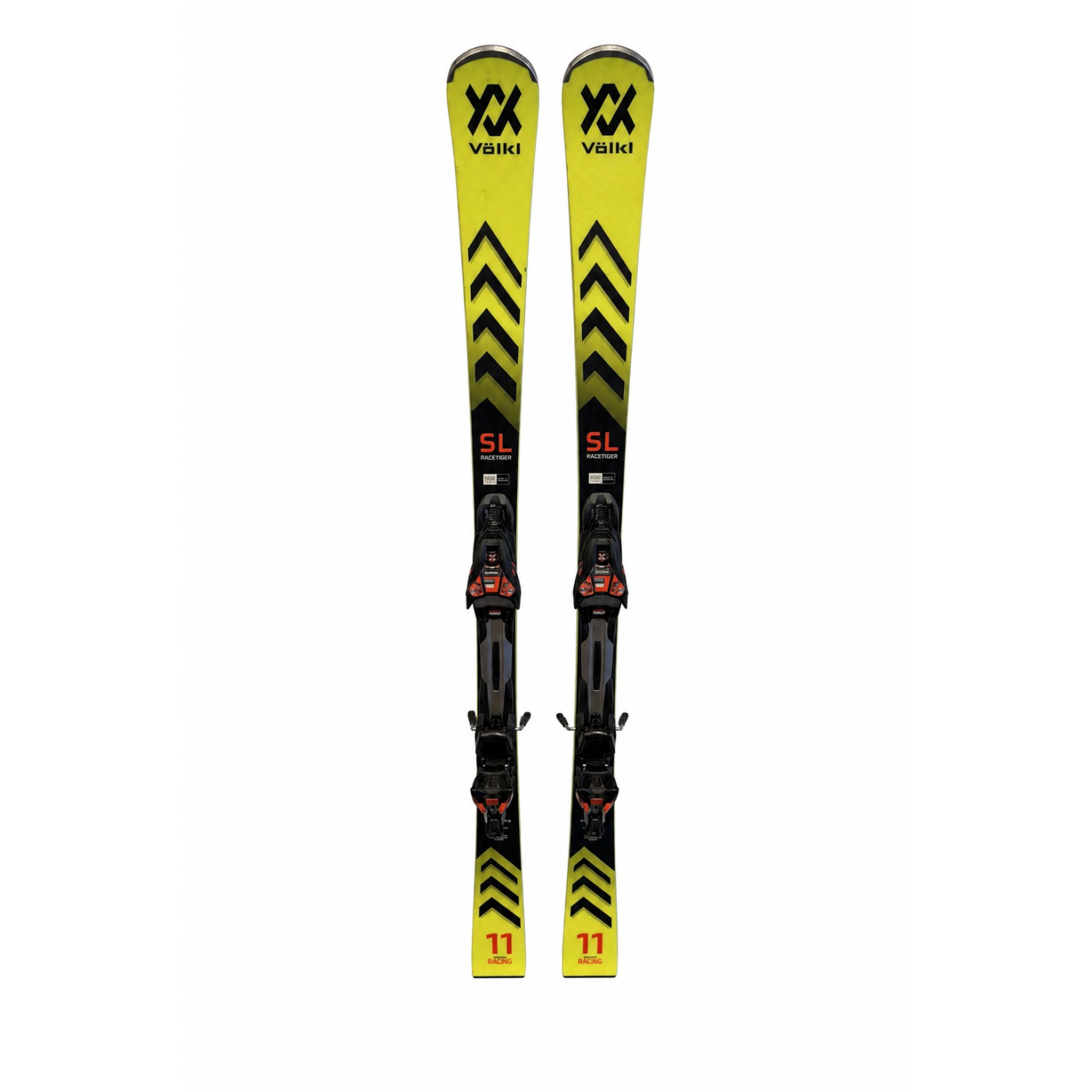 Völkl Racetiger SL 155 cm ski's vooraanzicht – neon geel-zwart design met Völkl logo en SL Racetiger opschrift, inclusief Marker rMotion3 12 GW bindingen, leunend tegen witte slatwall in een winkel