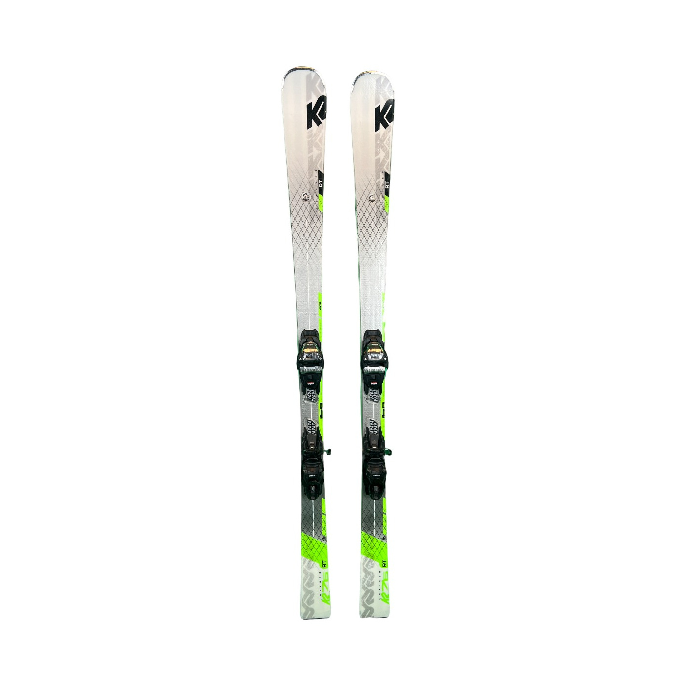 Les skis K2 Charger RT, prêts à l'emploi avec fixations, vue d'ensemble.