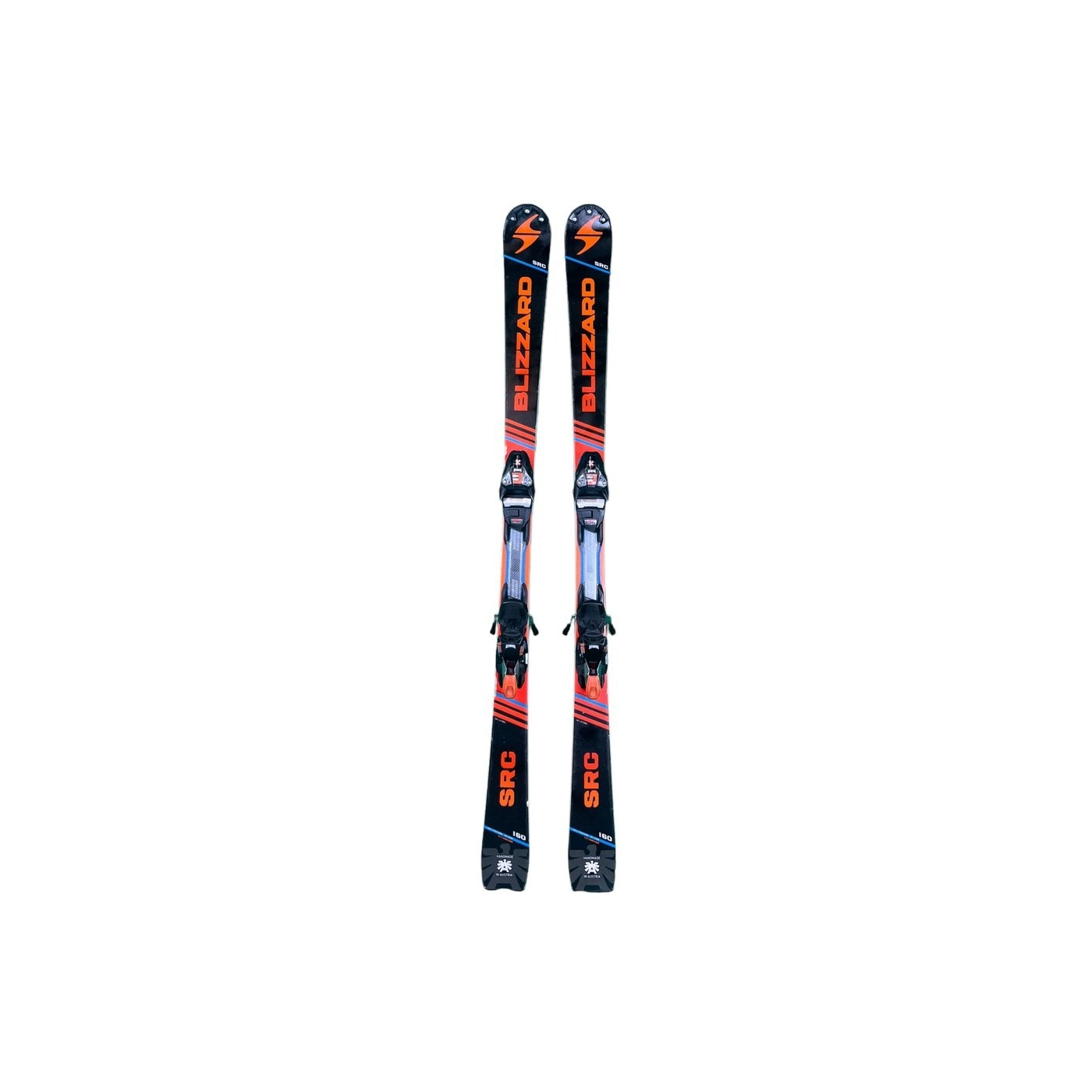 Skis Blizzard SRC, vue latérale avec fixations, prêts à l'emploi.
